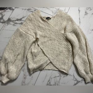 Cropped ivory sweater. V-neck.